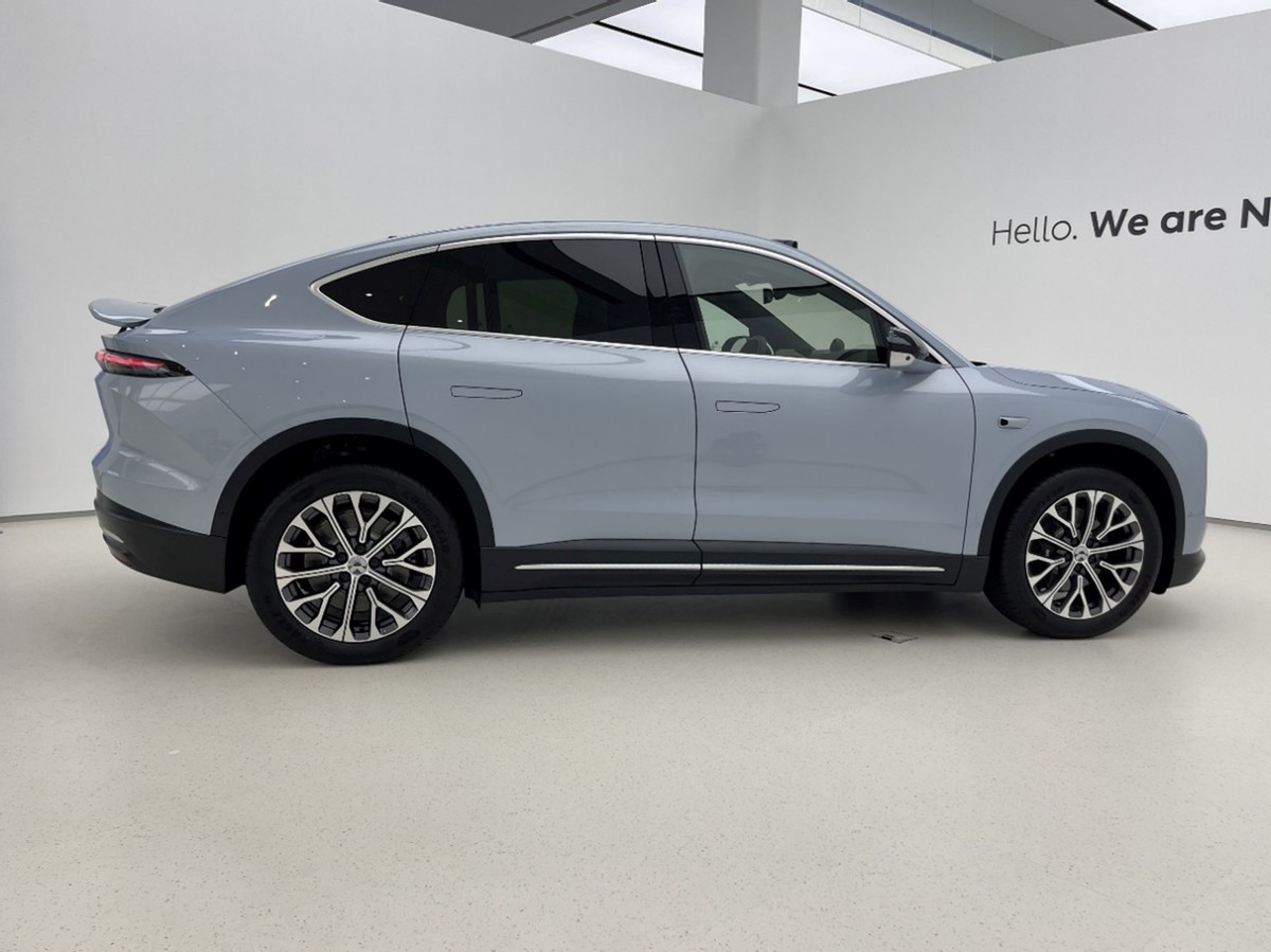 ES6+2万元=轿跑SUV画风+电动尾翼,加速还更快,蔚来EC6到店实拍