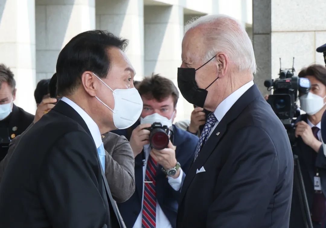 去年5月，拜登抵达首尔龙山总统府，同尹锡悦举行首脑会谈。图源：视觉中国