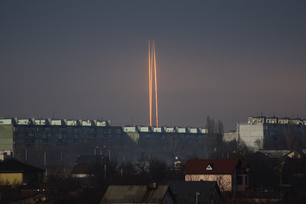 当地时间2023年3月9日，乌克兰哈尔科夫，黎明时分，从俄罗斯别尔哥罗德地区向乌克兰发射的三枚火箭弹。视觉中国 图