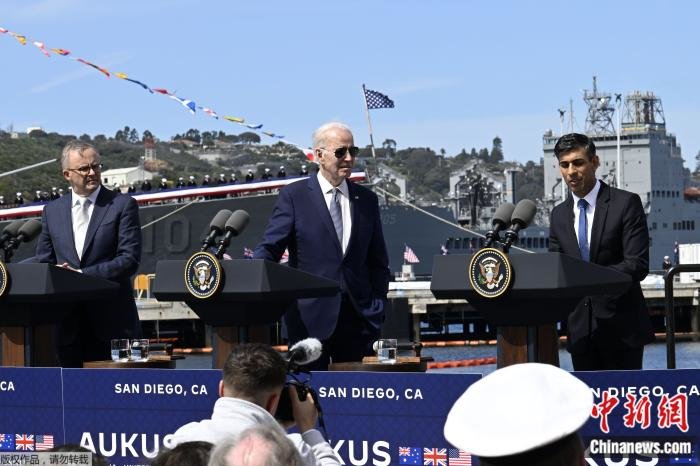 3月13日，美國聖迭戈，美國總統拜登(中)、澳大利亞總理阿爾巴尼斯(左)和英國首相蘇納克共同宣布美英為澳大利亞配備核潛艇的具體計劃。