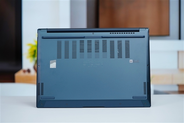 首台酷睿Ultra笔记本!华硕灵耀14 2024 AI超轻薄本图赏