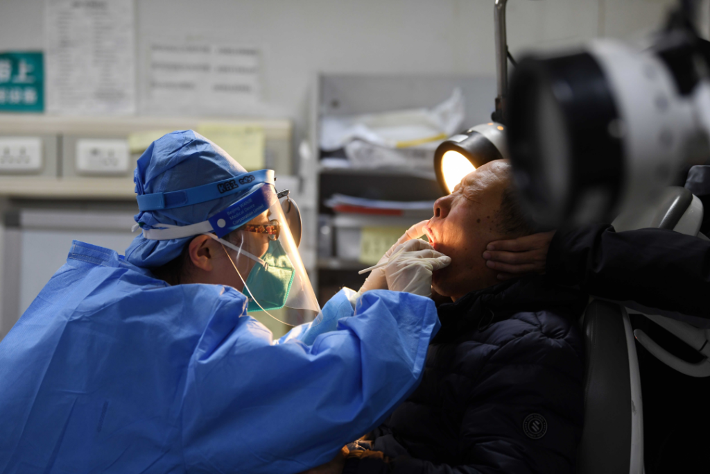 医生在为患者取出卡喉异物。