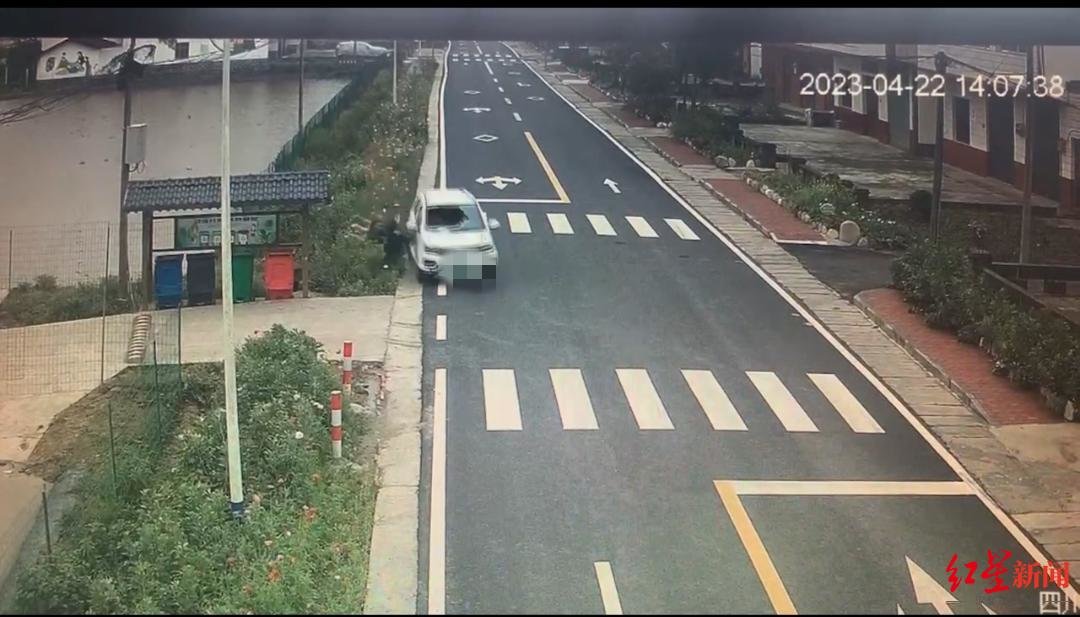 ↑肇事司机离开现场 视频监控截图
