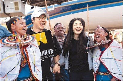 近日，在肯尼亚首都内罗毕乔莫·肯雅塔国际机场，中国游客和肯尼亚演员互动。