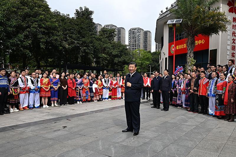 △2023年12月14日，习近平总书记在广西南宁市良庆区蟠龙社区考察时，同社区各族群众亲切交流。