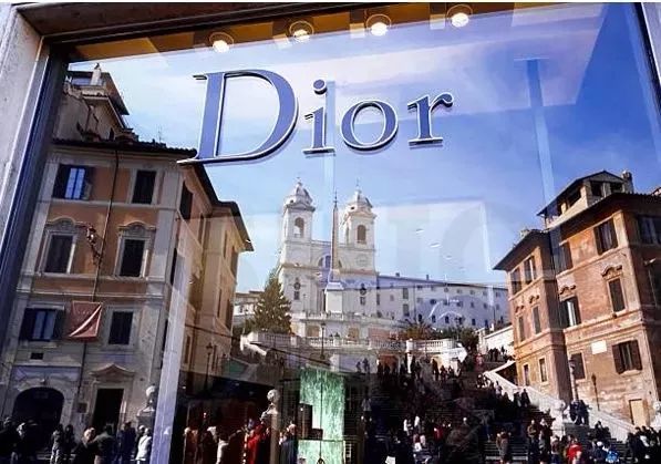 ·迪奥成为阿尔诺叩开奢侈品领域大门的第一个产品。