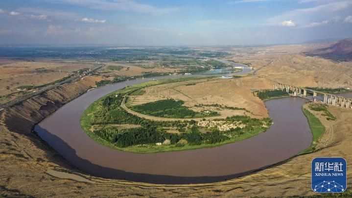 这是流经宁夏中卫市沙坡头区的黄河(7月19日摄,无人机照片).