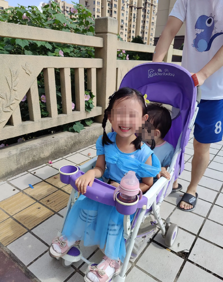 走失女童。女童家人社交账号