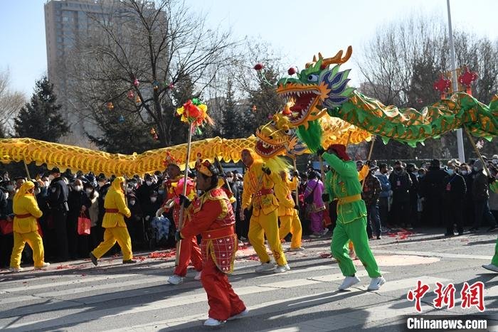 2月2日(农历正月十二)，甘肃永登县举办“非遗过大年，文化进万家”系列展演活动，当地13支社火代表队同台表演舞狮子、划旱船、踩高跷、跑龙灯等绝活，还有被称为“天下第一鼓”的兰州太平鼓和秧歌队紧随助阵……这座不大的县城，吸引超过10万人围观。图为具有西北特色的舞狮表演。 中新社发 戴文昌 摄