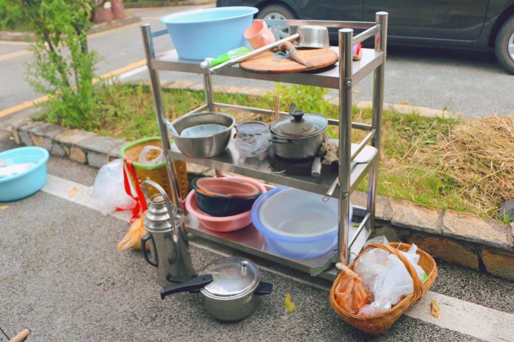 驻车后,张瀛习惯将生活用品放置在车旁。朱雅文 摄