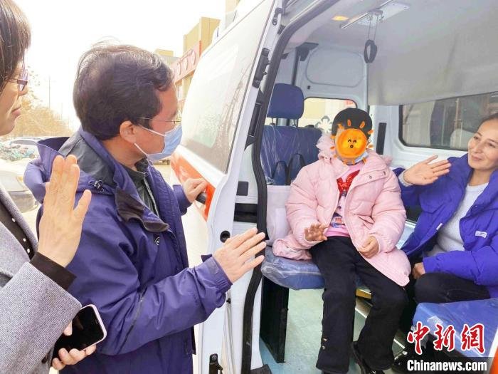 小古丽和徐丹、彭克荣依依不舍的告别。 周玲玲 摄