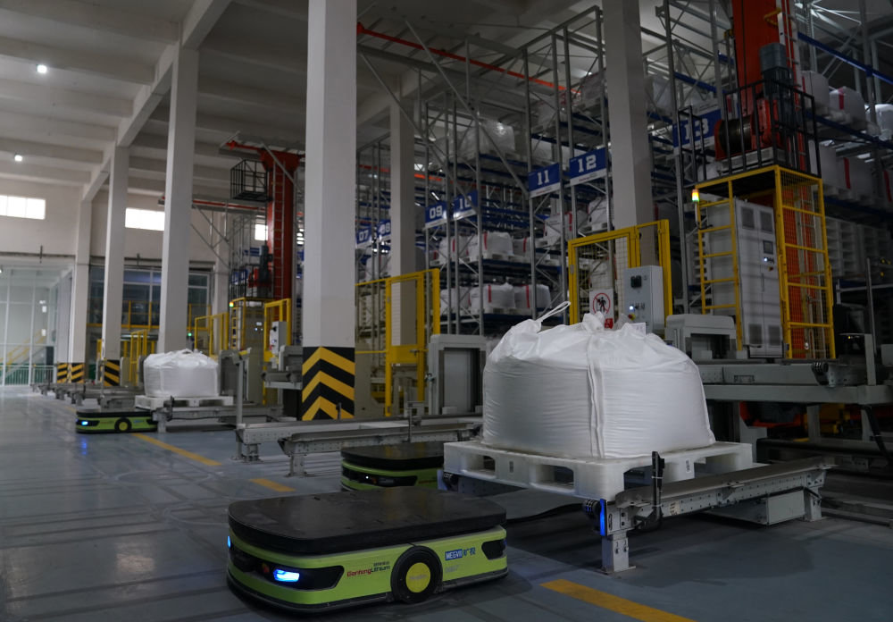赣锋锂业公司机器人自动搬运物料。（受访者供图）