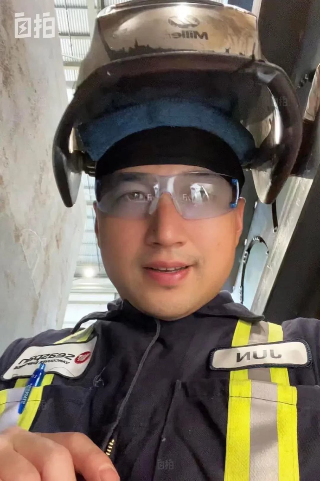 我的工服和防护装备,加拿大冬天有零下二三十度,车间里倒是不冷。