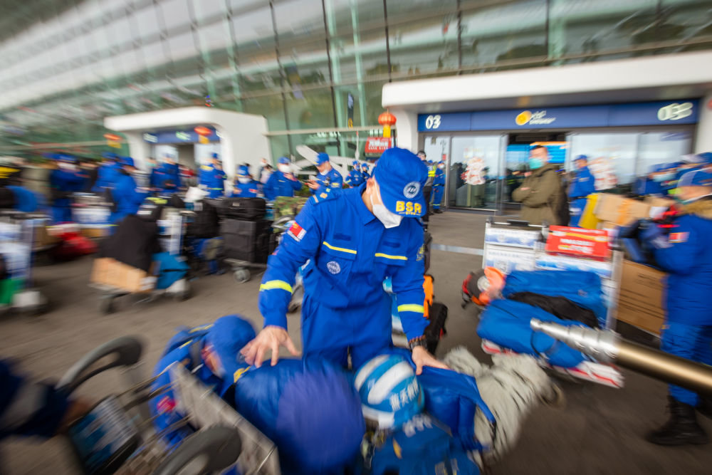 ↑2月8日，蓝天救援队队员在武汉天河国际机场搬运救援物资。