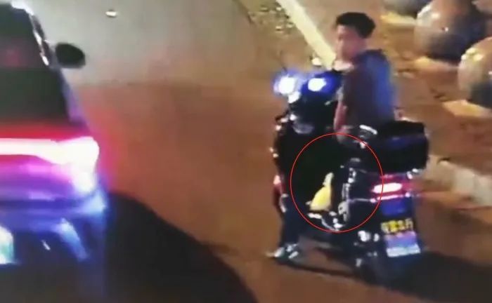 吃了一顿鸭肉，上海嘉定一男子赔了8000元……丨只吃一点点鸭肉,应该不会长胖吧英语翻译
