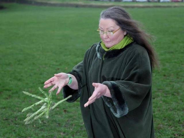 帕克顿日前再次预言:今年英国王室会有新成员诞生。她解释说,落地的芦笋表明,今年王室会有一个宝宝出生,与国王查尔斯三世的加冕礼一道,在困难时期为英国民众带来欢乐,但国王也会取消某些王室成员的头衔。