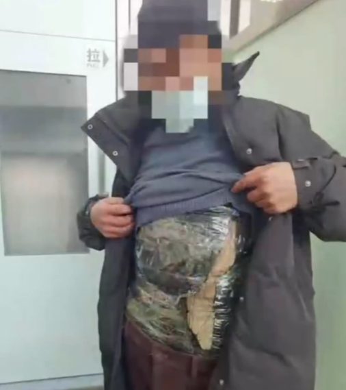 海关所称的“水客”,指频繁往来于粤港、粤澳之间,通过旅检等渠道,把涉税货物或禁止、限制进出境的物品化整为零,携带、运输进出境的人员|图源:微博@海关发布 视频截图