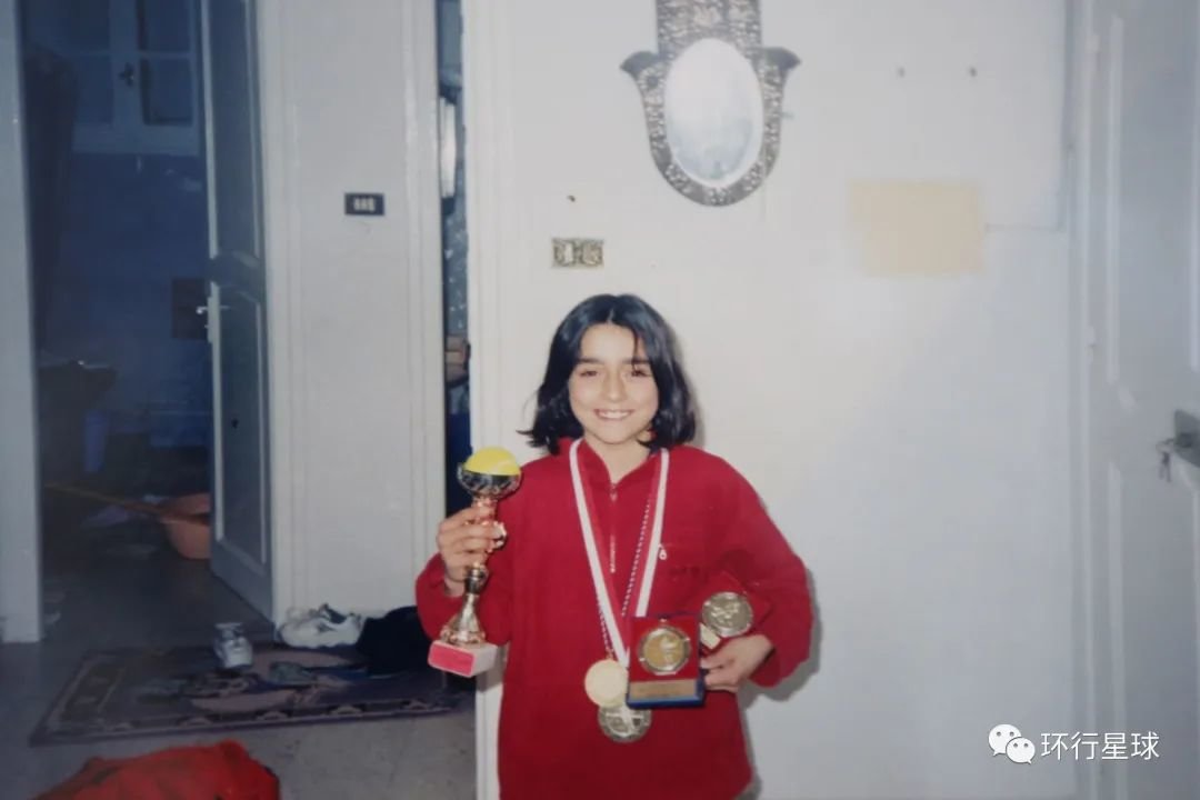 小贾巴乌尔拿着她的奖牌和奖杯