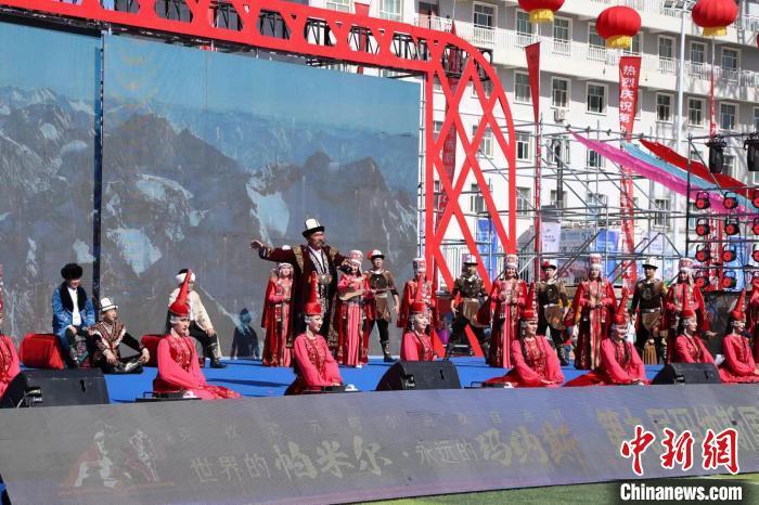 第九届玛纳斯国际文化旅游节7月中旬在新疆克州乌恰县开幕。图为开幕式上玉米塔力&middot;耶提库在台上唱响民族史诗《玛纳斯》。苟继鹏摄