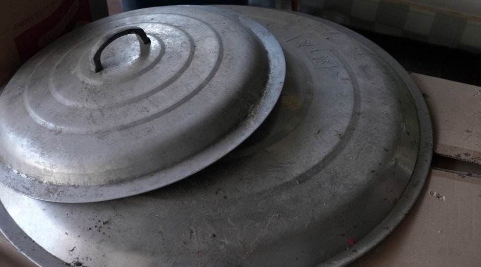 江姐的饭店已经快两年没有开门营业,店内已落满了灰。她准备收拾后雇厨子和小工,在春节前重新开门营业。