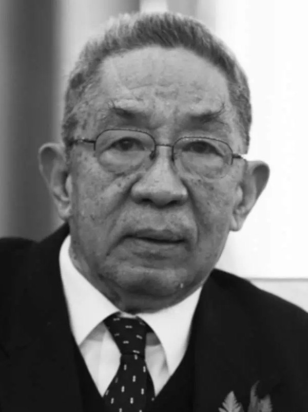 阎明复(1931—2023)辽宁省海城县人,系中共情报专家阎宝航之子。中共第十三届中央委员;政协第六届全国委员会常务委员。上海阎宝航社会公益基金会名誉会长 ,著有 《美国慈善一瞥》 一书。