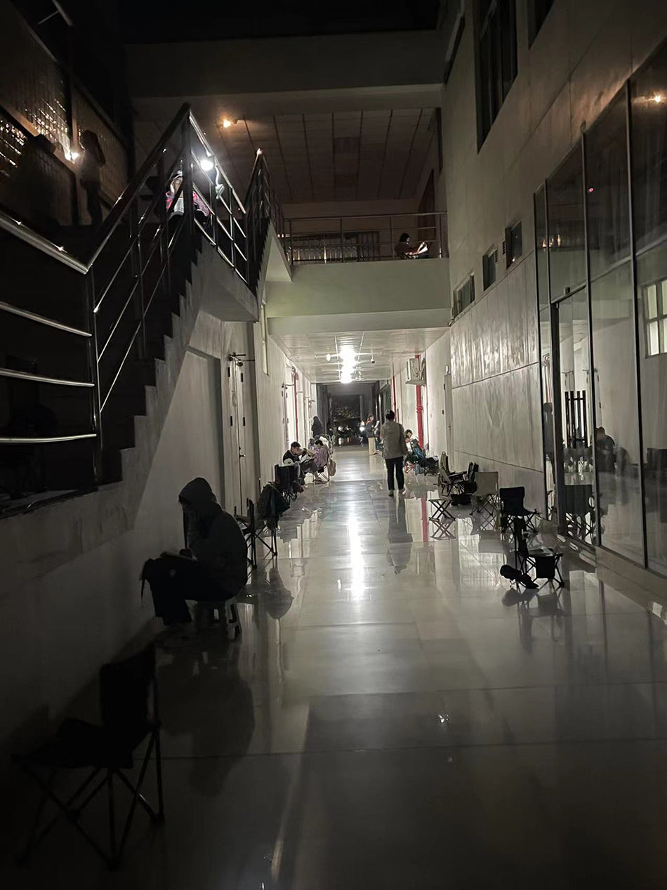 每天晚上闭馆后,在自习室外面走道学习背书的同学们。