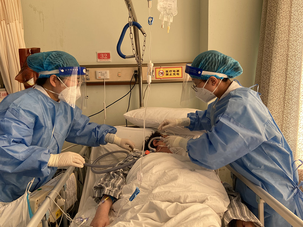 骨科护士在护理急诊重症患者。