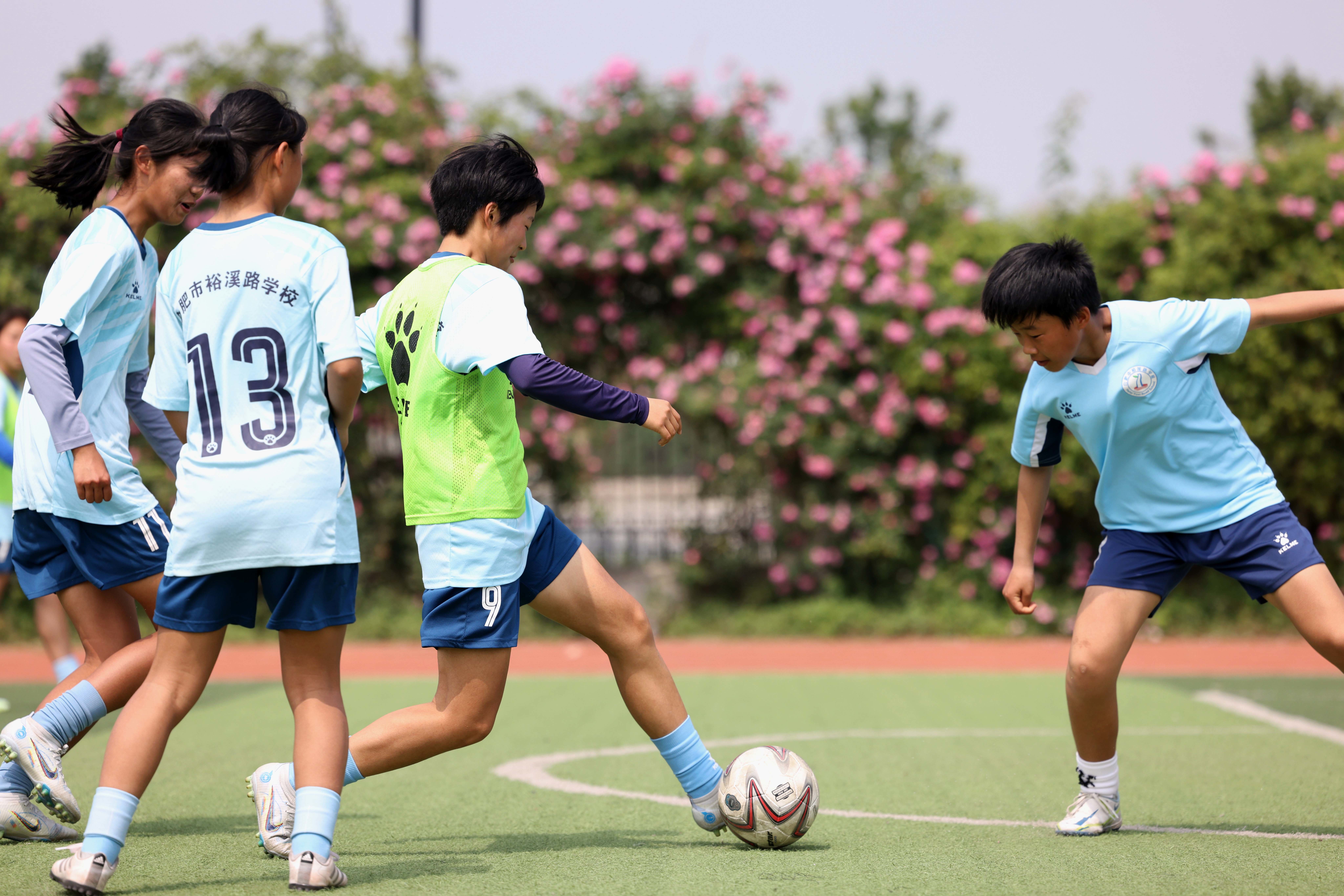 4月19日，在安徽省合肥市裕溪路学校，女足队员进行足球训练。新华社发（解琛摄）