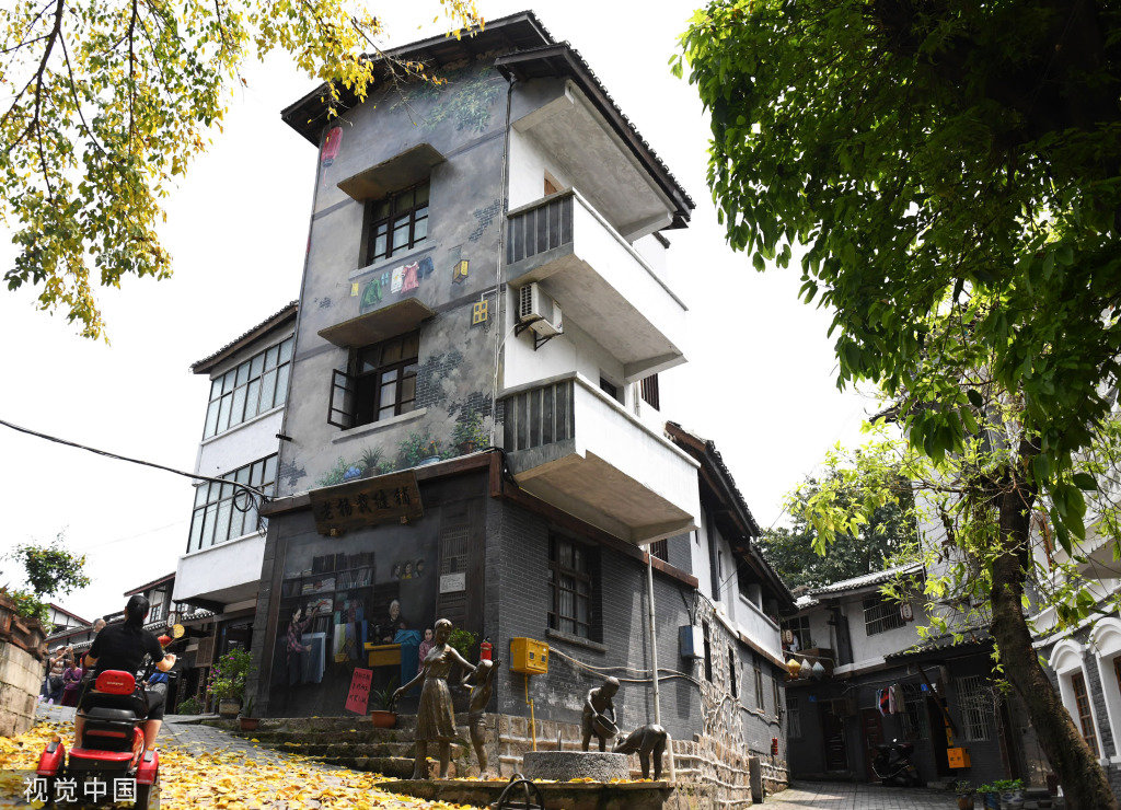 4月20日,重庆,綦江区东溪古镇内的老式书店吸引参观者驻足。东溪建镇1300多年,建场2200多年,是中国历史文化名镇、重庆十大古镇之一。为彰显古镇特色,东溪打造了一条独具特色的“80街”,将狭长街巷打造成创意怀旧集市,老重庆的街道和小巷以及展出的各种老物件吸引着不少市民前往感受“旧时光”。 中新社记者 周毅 摄