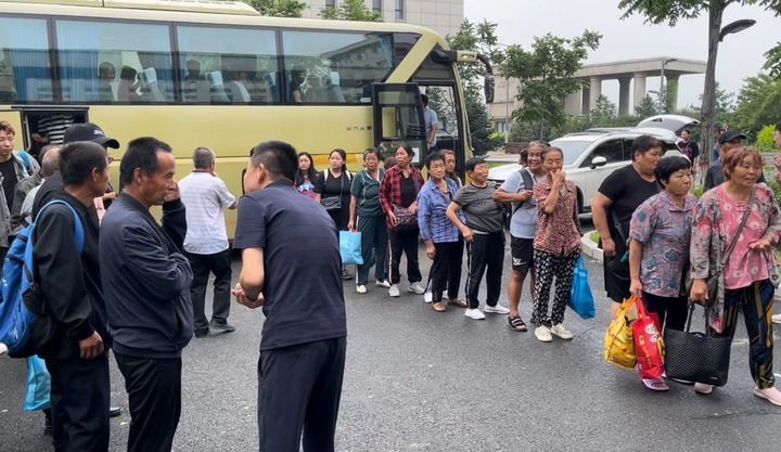 8月4日，转移安置群众乘大巴车来到五常市雅臣中学安置点。新华社记者 刘昊东 摄