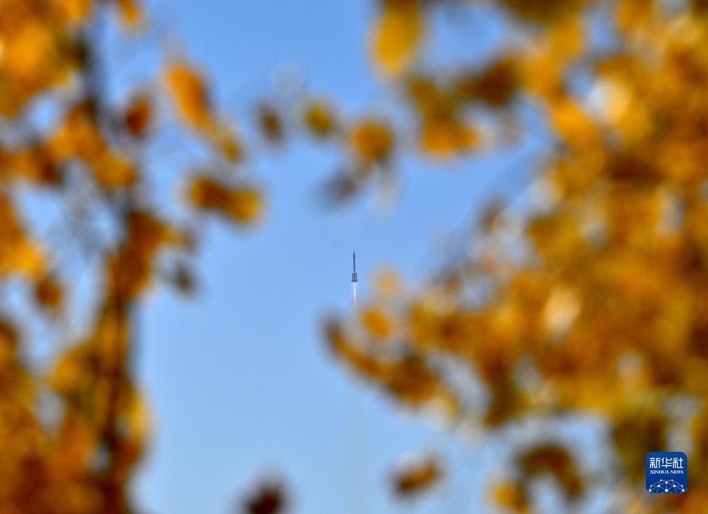 10月26日11时14分，搭载神舟十七号载人飞船的长征二号F遥十七运载火箭在酒泉卫星发射中心点火发射。约10分钟后，神舟十七号载人飞船与火箭成功分离，进入预定轨道，航天员乘组状态良好，发射取得圆满成功。新华社记者 任军川 摄