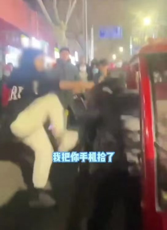 ▲年轻女子用脚踹。