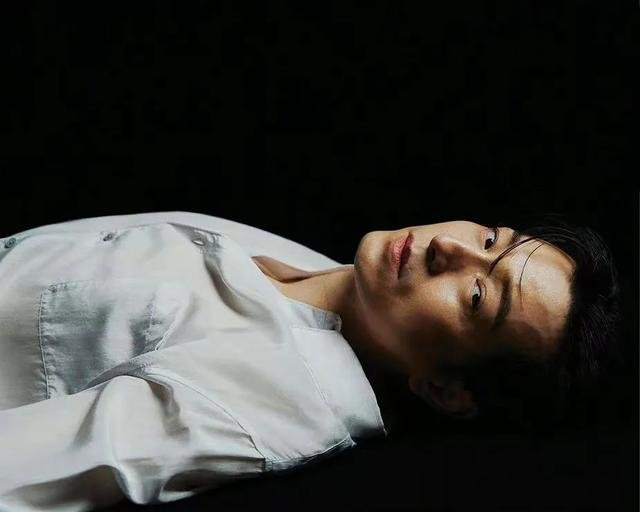 郑成日登上韩国版《Harper’s BAZAAR》2023年3月刊