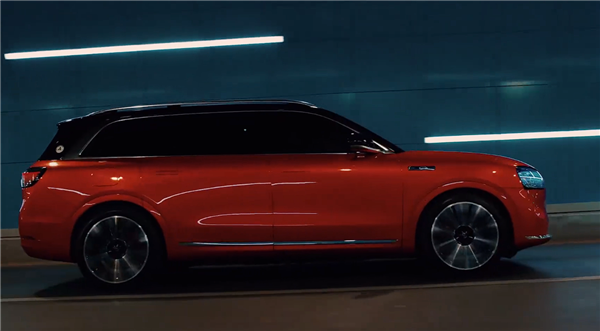 D柱悬挂“鸿蒙智行”Logo:问界M9丹霞橙配色首次官宣