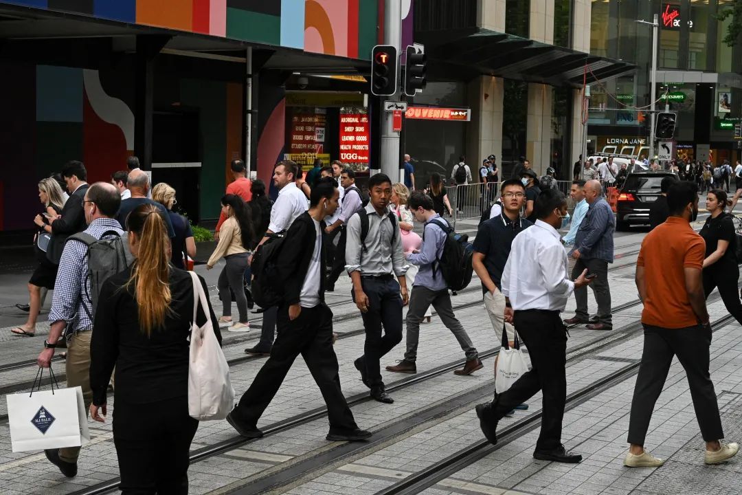 ◆2020年12月10日，澳大利亚悉尼市中心，正在过马路的人们。移民新政通过后，澳大利亚国际学生以及外籍打工人被认为受影响最大。