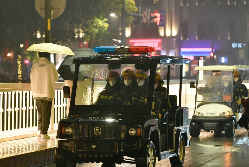 1月21日,福州市仓山区消防救援大队消防员冒雨在福州解放大桥巡查。新华社记者 魏培全 摄