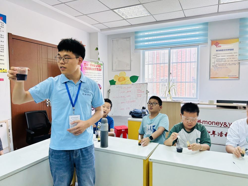 安徽省合肥市方桥社居委新时代文明实践站内,华东理工大学化学工程与工艺专业学生、志愿者沈亮正在给暑托班授课。新华社记者周畅 摄