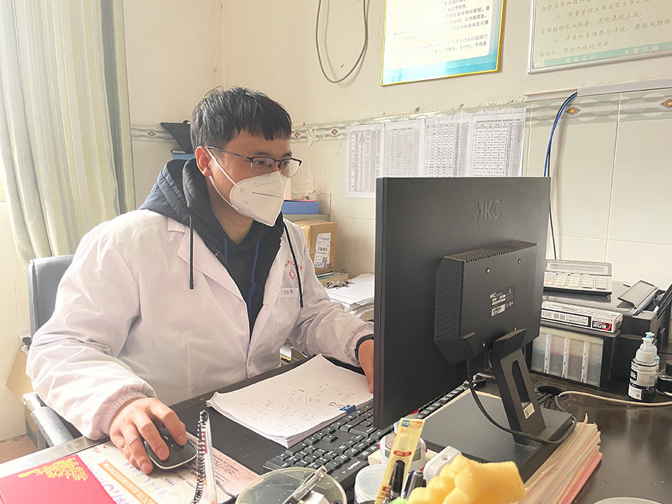 古市镇中心卫生院副院长徐根。