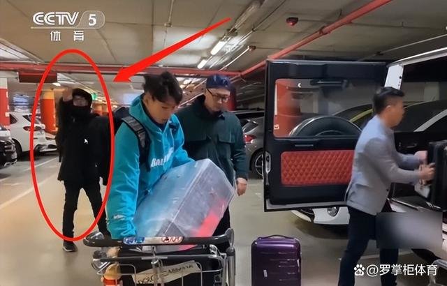 央视报道！中国男足新星留洋下机遭盗窃，前国脚玩命帮助夺回行李