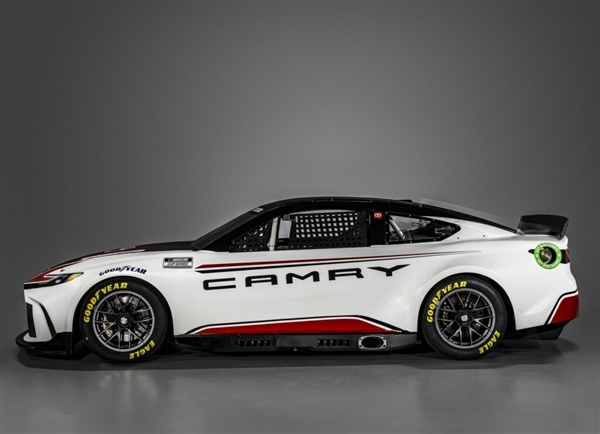 取消车门 换装5.9L V8发动机:史上最强丰田凯美瑞诞生!