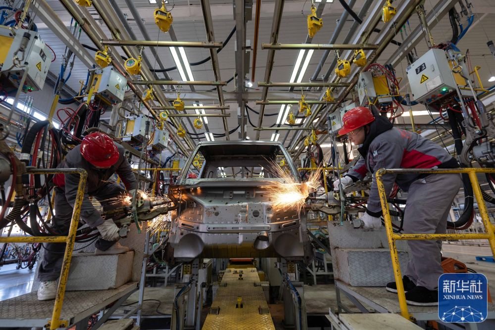 1月30日,工人在贵州省铜仁市万山区一家汽车制造企业的焊装车间椎业