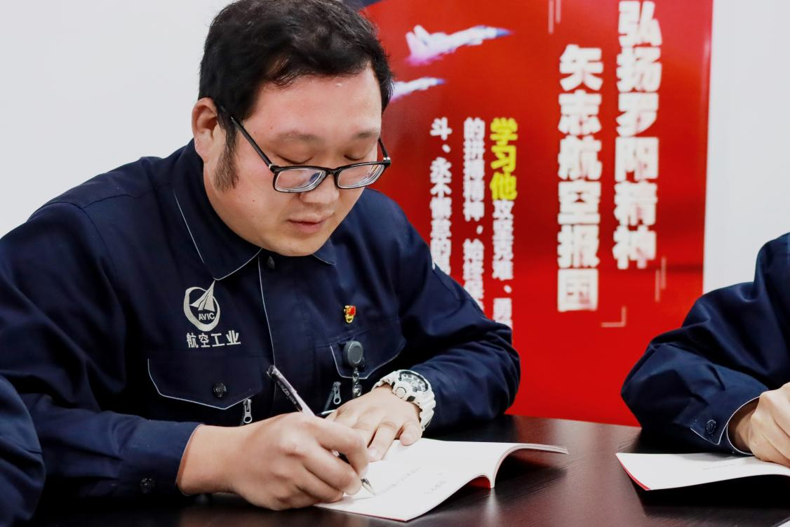 方文墨在进行理论知识学习。 航空工业沈飞党委宣传部供图