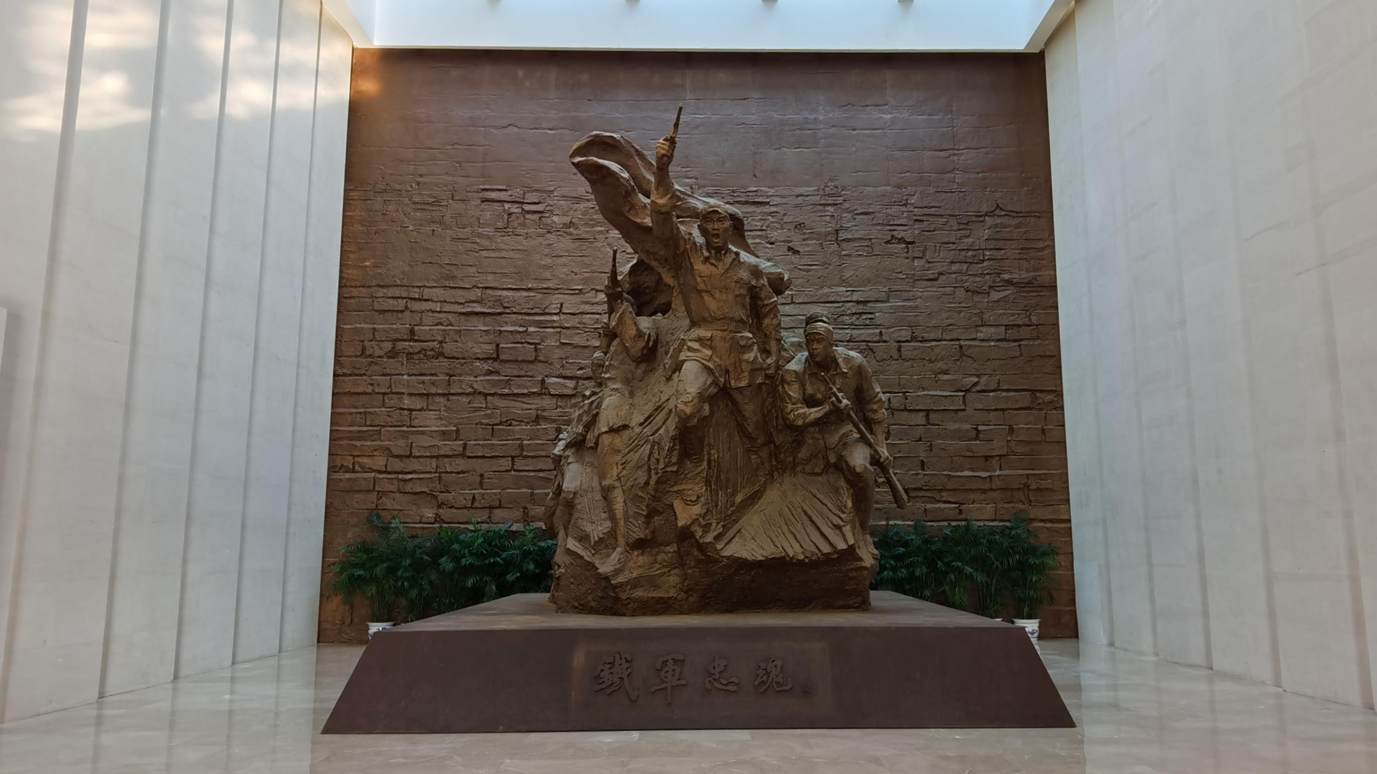 △新四军纪念馆里的雕塑“铁军忠魂”。(总台央视记者郭鸿拍摄)
