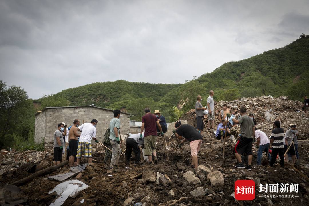 8月5日，村干部组织村民在西塔村小组寻找失联者。拍摄：杨峰