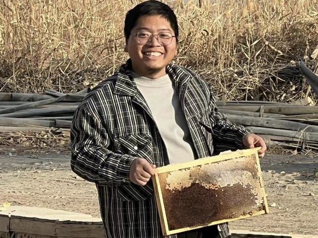 在蜂蜜厂考察的刘元杰 受访者供图
