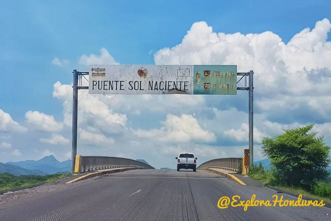 天气好的时候,今日的新乔卢特卡桥还是漂亮的(牌子上写的“朝阳桥”,这是新乔卢特卡桥的另一个名字)丨Twitter@ExploraHonduras