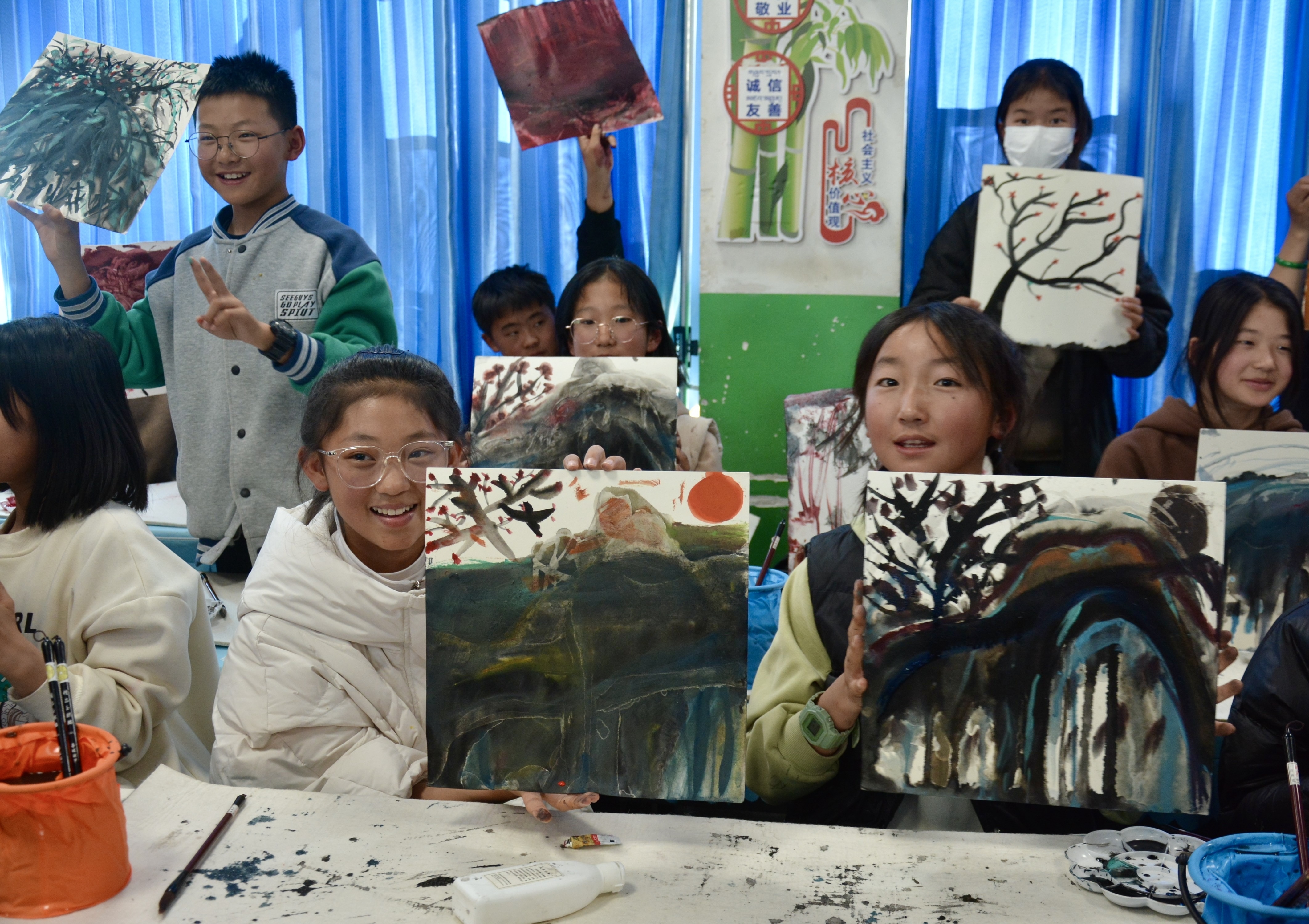 孩子们开心地展示自己的作品
