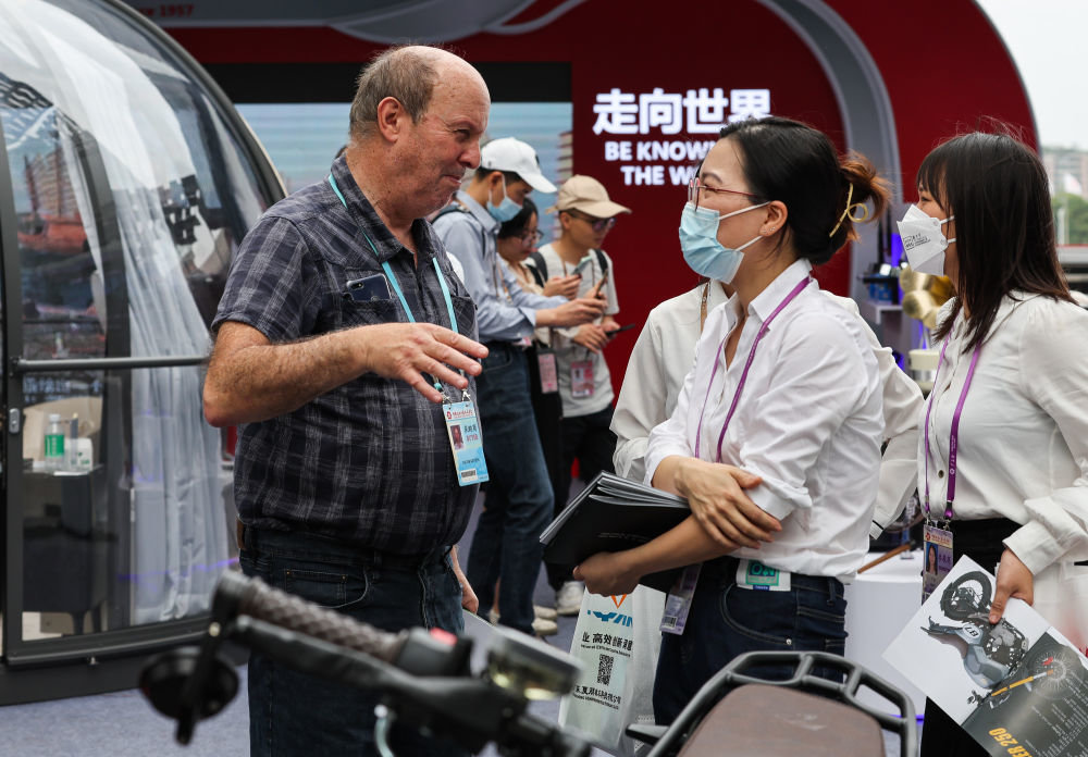 4月15日,采购商(左)和参展商在广交会上交流。新华社记者 刘大伟 摄