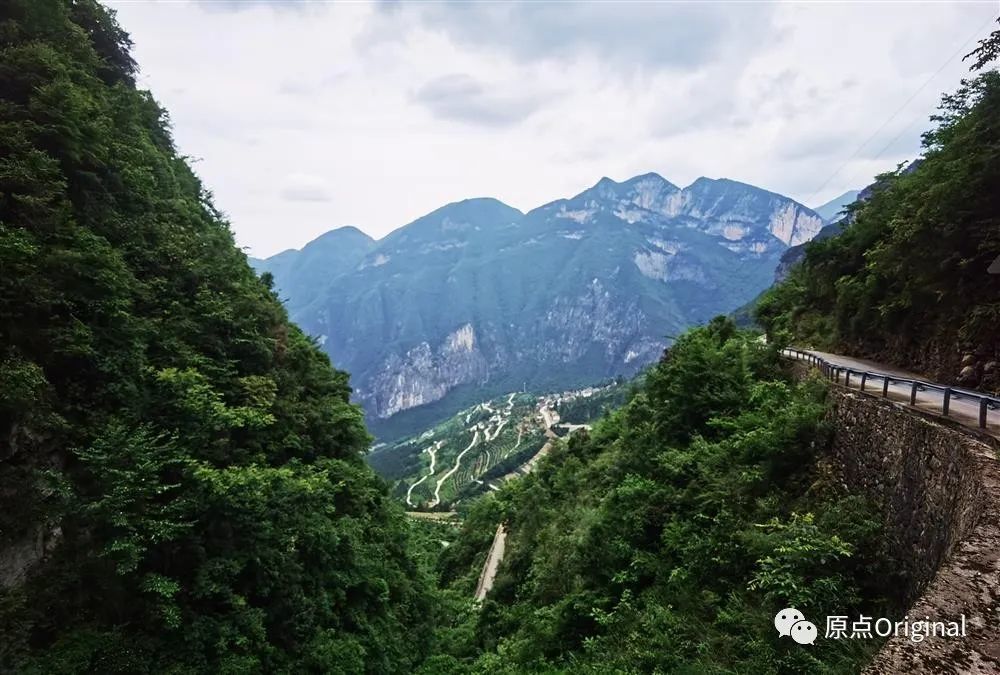 “天坑”底部坡地上掛著的小山村就是下莊村。