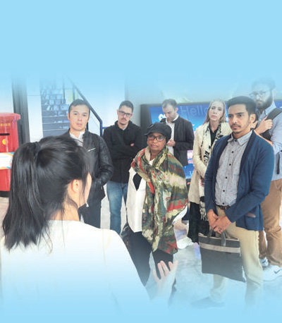 考察团成员在浙江省义乌市鸡鸣山社区参观。